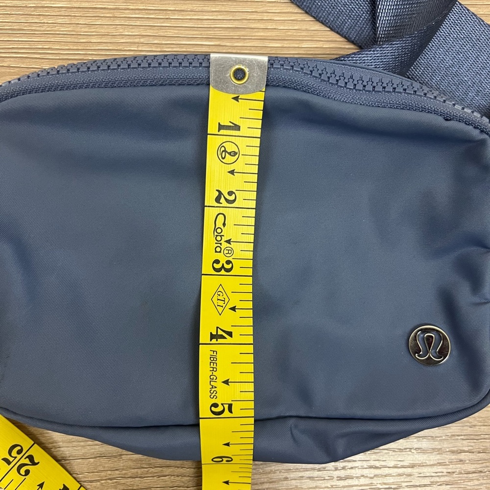 lululemon Everywhere Belt Bag Pitch Blue - Picture 4 of 9